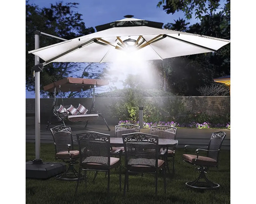 Scène de jardin avec parasol lumineux, table à manger et mobilier de jardin