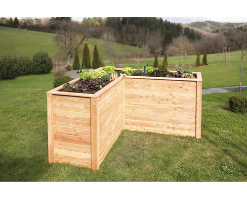 Jardinière en bois dans le jardin plantée de légumes