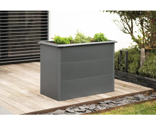 Rechteckiger Pflanzkasten aus Metall mit Bepflanzung auf einer Holzterrasse