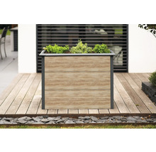 Jardinière carrée imitation bois sur une terrasse