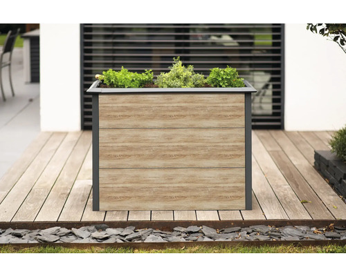 Jardinière carrée imitation bois sur une terrasse