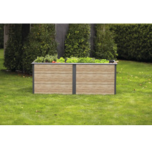 Jardinière surélevée en bois et métal sur une pelouse avec des légumes plantés.