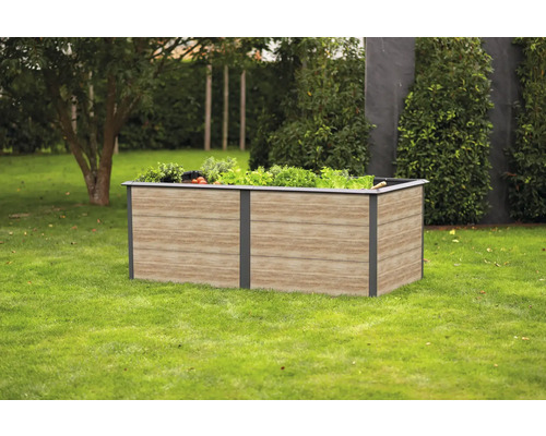 Jardinière surélevée en bois et métal dans le jardin avec plantation