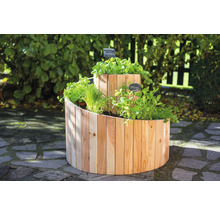 Jardinière à herbes aromatiques à plusieurs niveaux en bois avec différentes herbes et petites étiquettes
