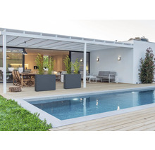 Modernes Gartendesign mit Pool, Pergola, Gartenmöbeln und Pflanzenkübeln