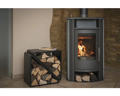 Poêle à bois avec bois et étagère à bois