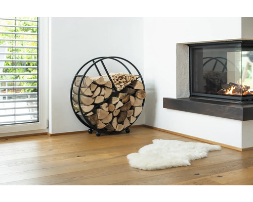 Support à bois de chauffage en métal avec bûches à côté d''une cheminée