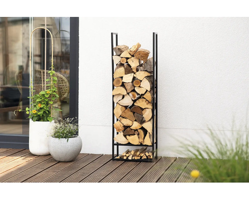 Étagère à bois en métal, remplie de bois, sur une terrasse