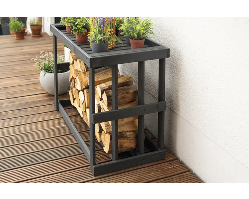 Brennholzregal aus Holz mit Brennholz und Pflanzen