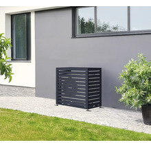 Verkleidung für Klimaanlage im Außenbereich aus horizontalen Lamellen.