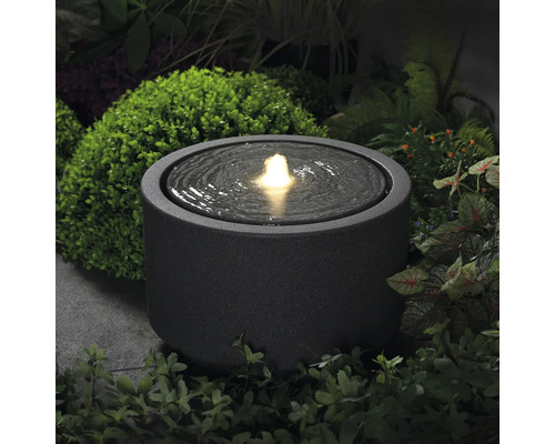 Gartenbrunnen mit Wasserstrahl in runder Form
