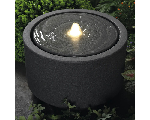 Runder Zimmerbrunnen mit Wasserfontäne