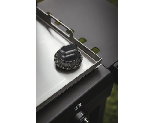 Grillbürste mit Stahlwolle auf Grillplatte