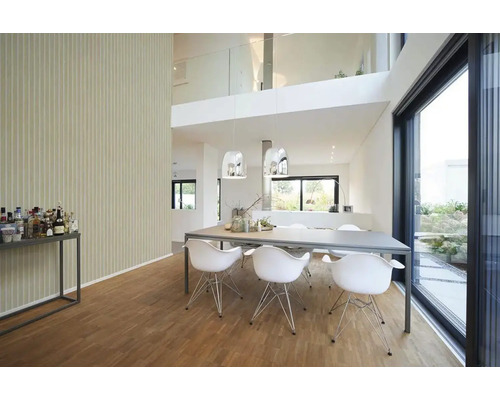 Heller Wohnraum mit Esstisch, Stühlen und großem Fenster