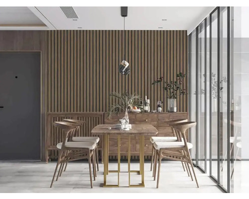 Esszimmer mit Holztisch und Holzstühlen in einem hellen Raum.