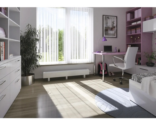 Pièce lumineuse avec bureau, étagère et fenêtre avec store vénitien