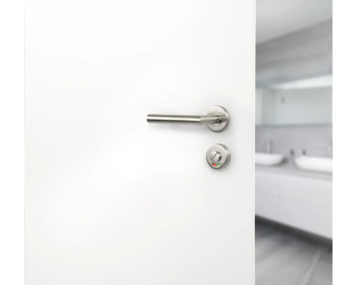 Porte ouverte avec serrure de salle de bains et poignée de porte