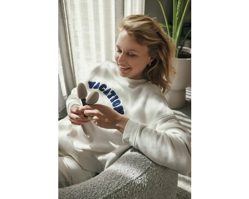 Femme tenant des embauchoirs à chaussures dans sa main