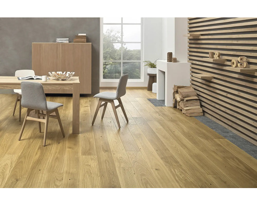 Wohnraum mit Holzboden, Esstisch und Stühlen.