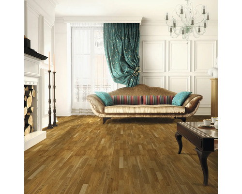 Wohnzimmer mit Parkettboden, Sofa, Vorhängen, Kamin und Couchtisch