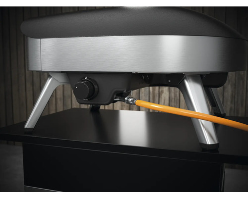 Detailansicht eines Pizzaofens mit Gasanschluss auf einem Tisch