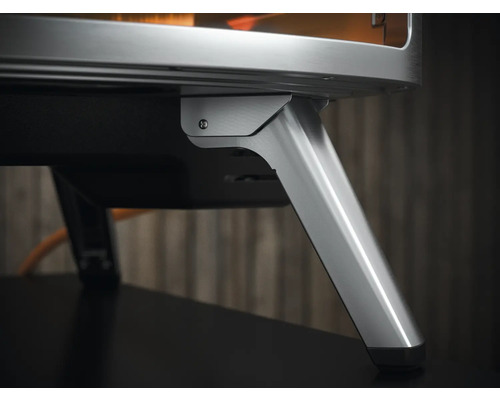 Detailansicht eines Pizzaofens mit silberfarbenen Standbeinen aus Metall