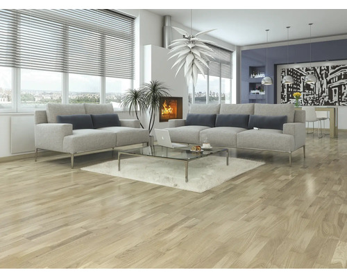 Heller Wohnraum mit zwei grauen Sofas, Couchtisch und Holzboden