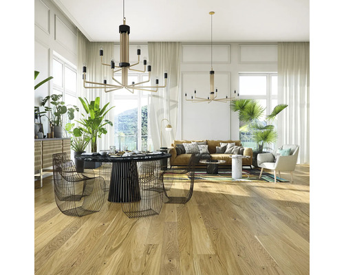 Espace de vie lumineux avec table à manger, coin salon et plantes d''intérieur sous deux suspensions