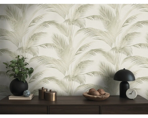 Intérieur avec un papier peint à motif de palmier, un buffet et des éléments décoratifs