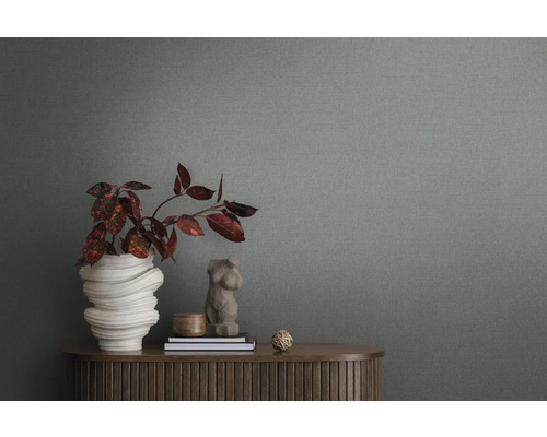 Gros plan d''un papier peint intissé gris avec une structure en arrière-plan d''une pièce avec une commode et de la décoration