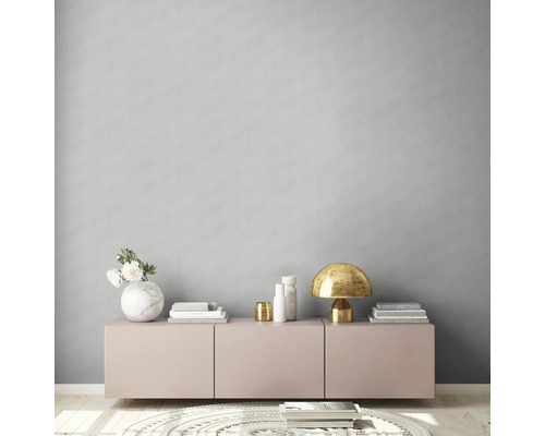 Wohnzimmer mit Lowboard, Tischlampe und Dekoration