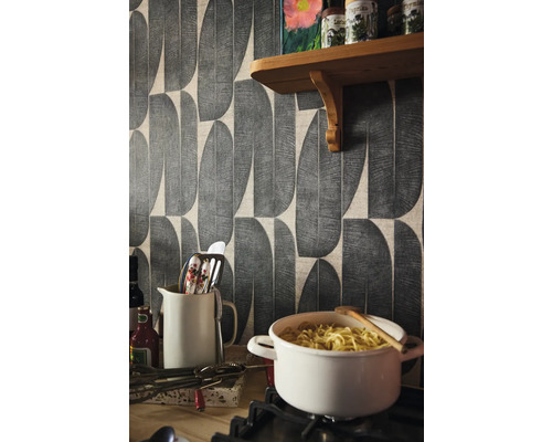 Küchenszene mit gemusterter Tapete, Regal und Kochutensilien