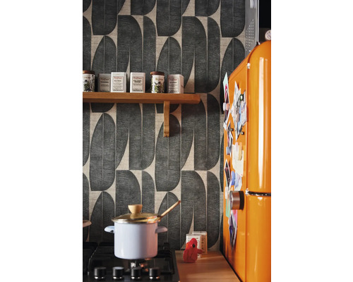 Küchenszene mit Tapete im Retro-Stil, Gewürzregal, Kochtopf auf Herd und farbigem Kühlschrank.