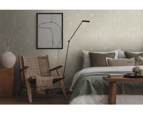 Chambre à coucher avec papier peint à motifs, fauteuil et lit