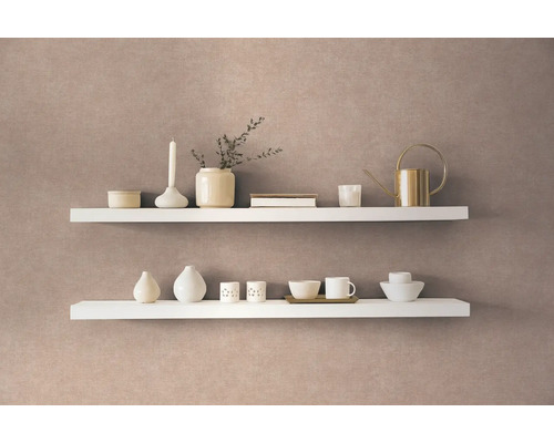 Zwei weisse Regale mit Dekorationsartikeln an der Wand