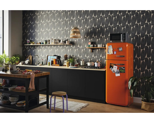 Helle Küche mit Tapete, Kücheninsel, Anrichte und orangefarbenem Kühlschrank