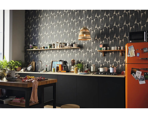Helle Küche mit Mustertapete, Kücheninsel und orangefarbenem Kühlschrank