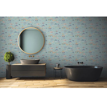 Badezimmer mit Fischmuster-Tapete, Spiegel, Waschtisch und Badewanne