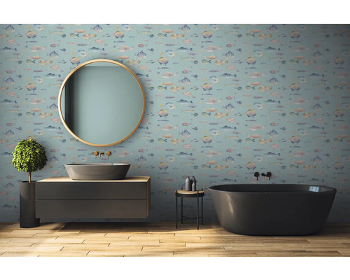 Badezimmer mit Fischmuster-Tapete, Spiegel, Waschtisch und Badewanne