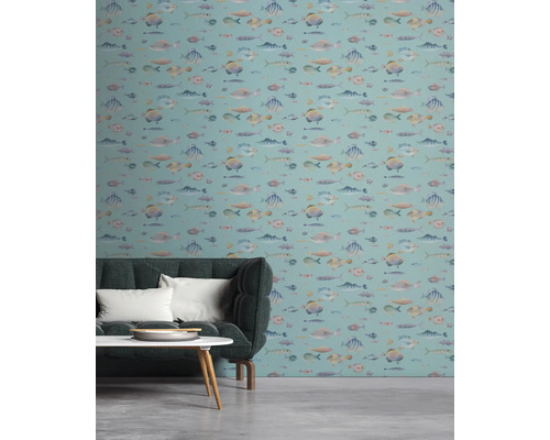 Wohnraum mit Sofa und Tapete mit Fischmuster