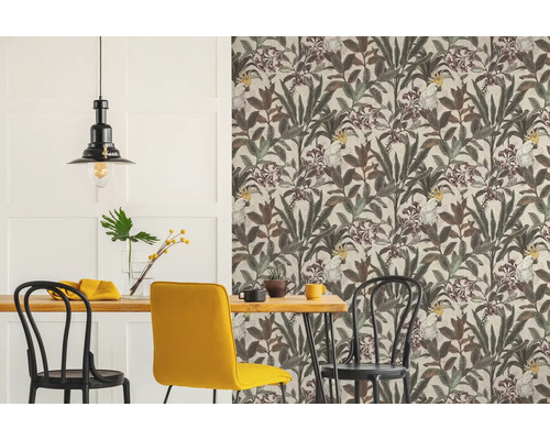 Esszimmer mit Esstisch, Stühlen und Tapete mit Pflanzenmuster