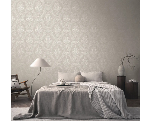 Schlafzimmer mit gemusterter Tapete, Bett und Nachttischen