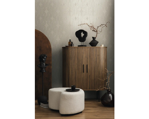 Scène d''intérieur avec papier peint beige, armoire en bois, sculptures et tabouret