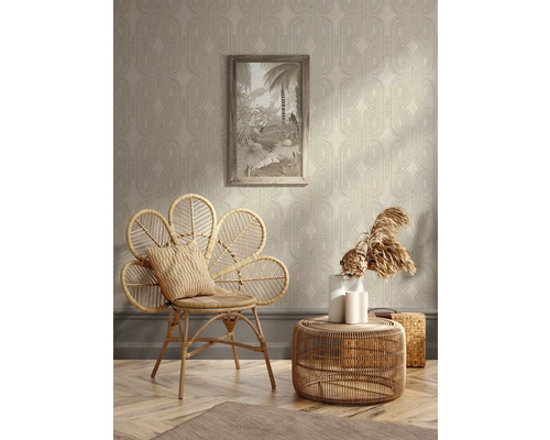 Salon avec meubles en rotin, une image et un papier peint à motifs