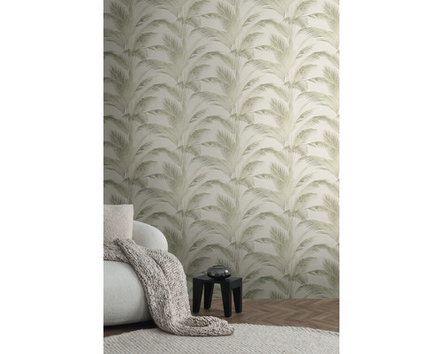 Salon avec papier peint motif palmier, fauteuil et table d''appoint