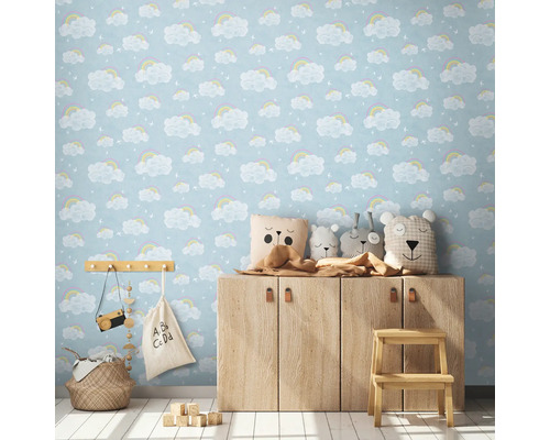 Chambre d''enfant avec papier peint nuages et arcs-en-ciel, armoire en bois et décoration