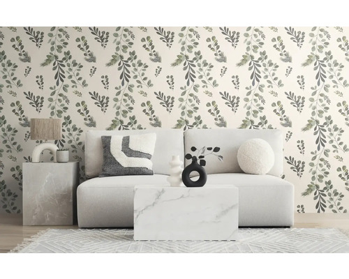 Dekorative Wohnraumgestaltung mit floraler Tapete, Sofa und Beistelltisch