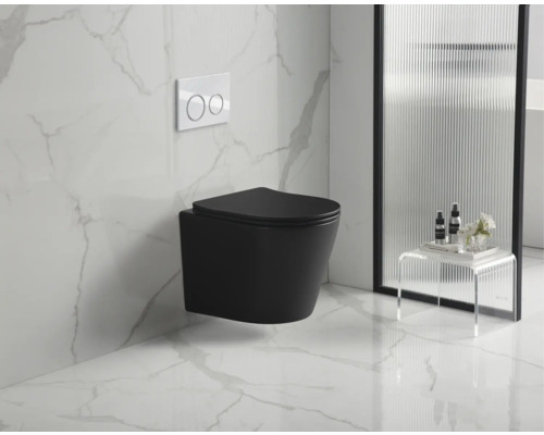 Wandhängendes WC in einem Badezimmer mit weißen Marmorfliesen und Spültaste