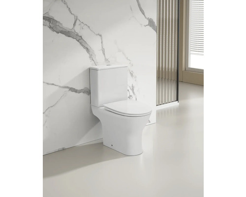 WC sur pied blanc devant un mur à structure en marbre