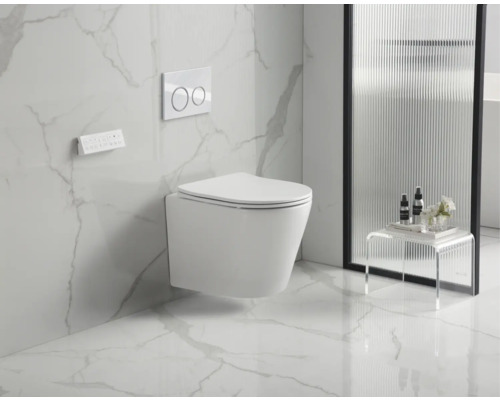 Salle de bain claire avec WC suspendu, plaque de commande et paroi de douche